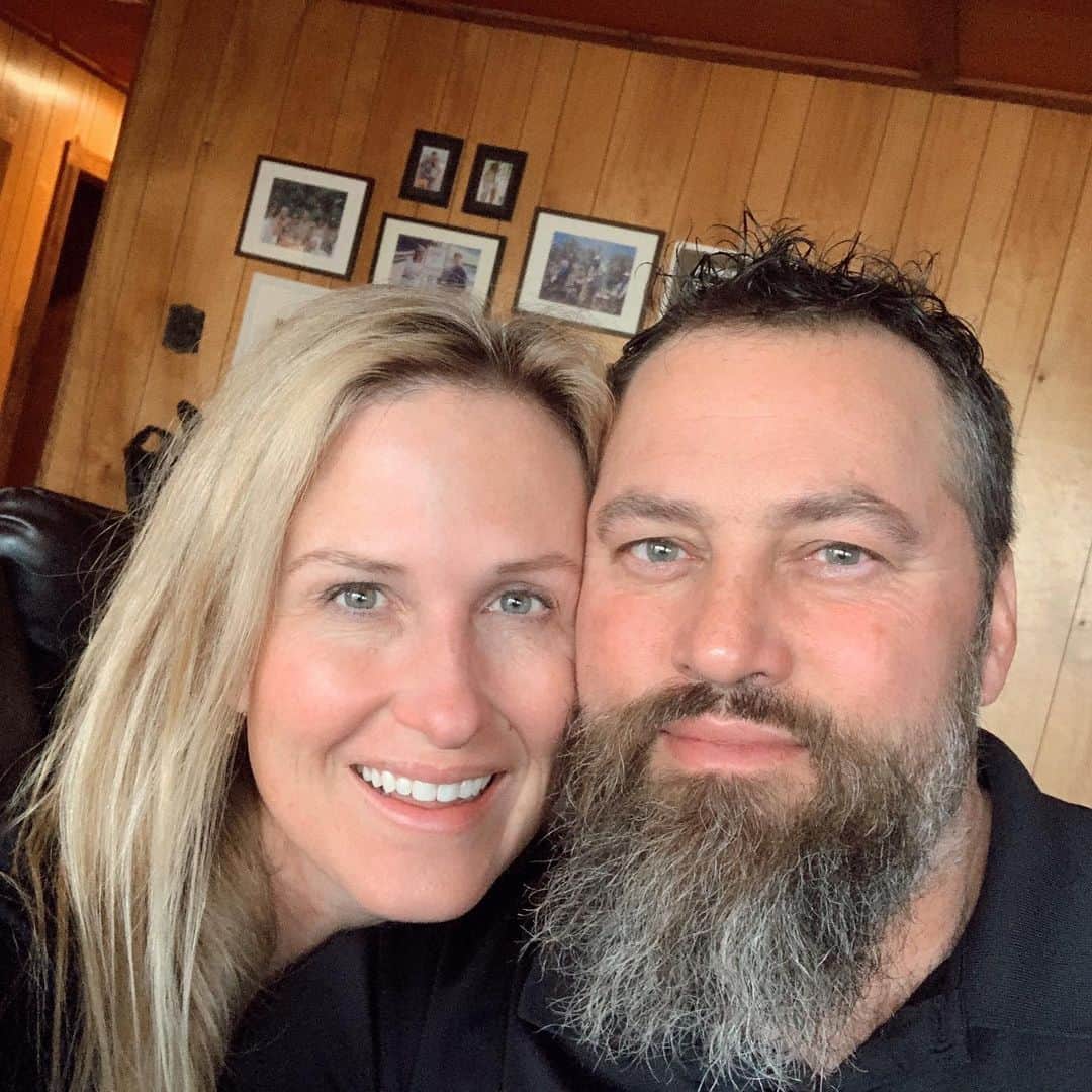 コリー・ロバートソンのインスタグラム：「29 years of marriage today! We celebrated with a night in a cabin in the woods, cooked a delicious meal, I taught Willie how to play Othello and he promptly beat me twice 🙄 (he’s better at looking a few plays ahead) then I destroyed him in scrabble (he went kamikaze and went for big points, unfortunately for him the “words” he put down weren’t actually words and my challenging was in point, plus I’m better at spelling🤓) so I’m calling it even, ha!   We found a “Best of the 90’s” record and it brought us right back to the early years of falling in love and our life together 🥰 We talked what kind of old people we want to be, and how we hope we just keep getting better with age 👵🏻❤️👴🏼  We talked mostly about how proud we are of our kiddos and thankful to have the family that we have today. It was worth every single bit of the hard work.  If you’re doubting today if staying is worth it, if forgiveness is worth it, if marriage and family and everything that goes with it is worth it. I can tell you 💯 it is!! Keep going!!   Happy Anniversary @realwilliebosshog I love you forever and always, how about we go for 29 more❤️」
