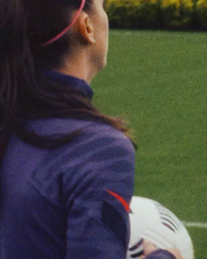 アレックス・モーガンのインスタグラム：「Even when I train alone, I know I’m not alone. I have my friends, family, and fans pushing me with every push-up, step-over, and strike. They may not be there with me on the training ground or in the gym, but in my head, I know they’re there, making me better every single day. And with them, there’s no limit to what we can get done together 🏆」