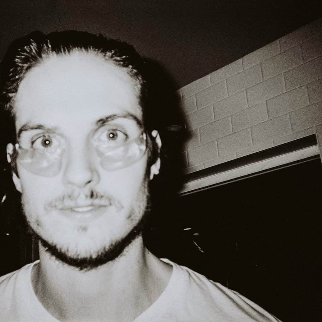 ダニエル・シャーマンのインスタグラム：「Old Quarantimes.   Photo: mantis @dianamantis」