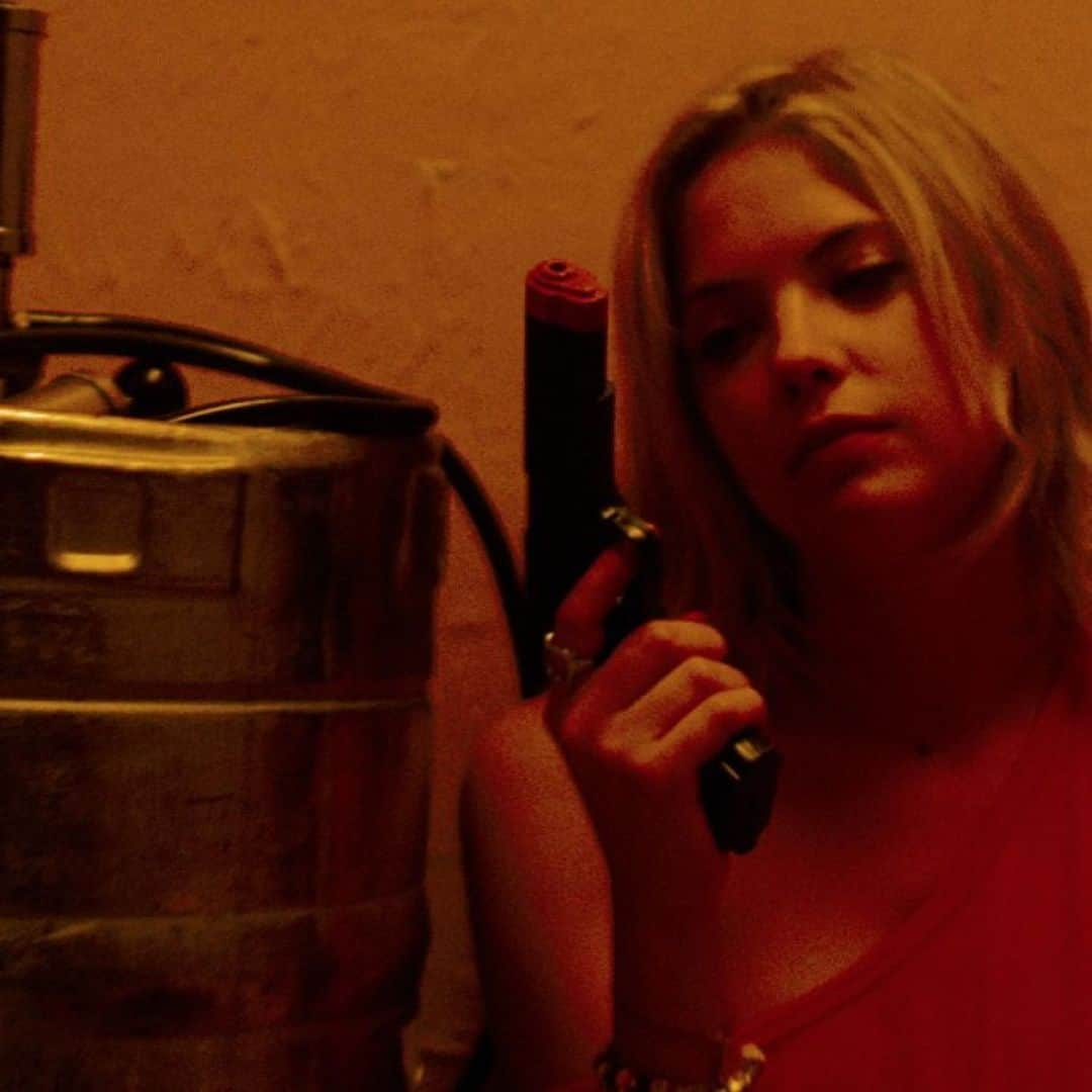 アシュレイ・ベンソンさんのインスタグラム写真 - (アシュレイ・ベンソンInstagram)「Spring Breakers is out on Netflix 🔫👅」1月12日 4時21分 - ashleybenson