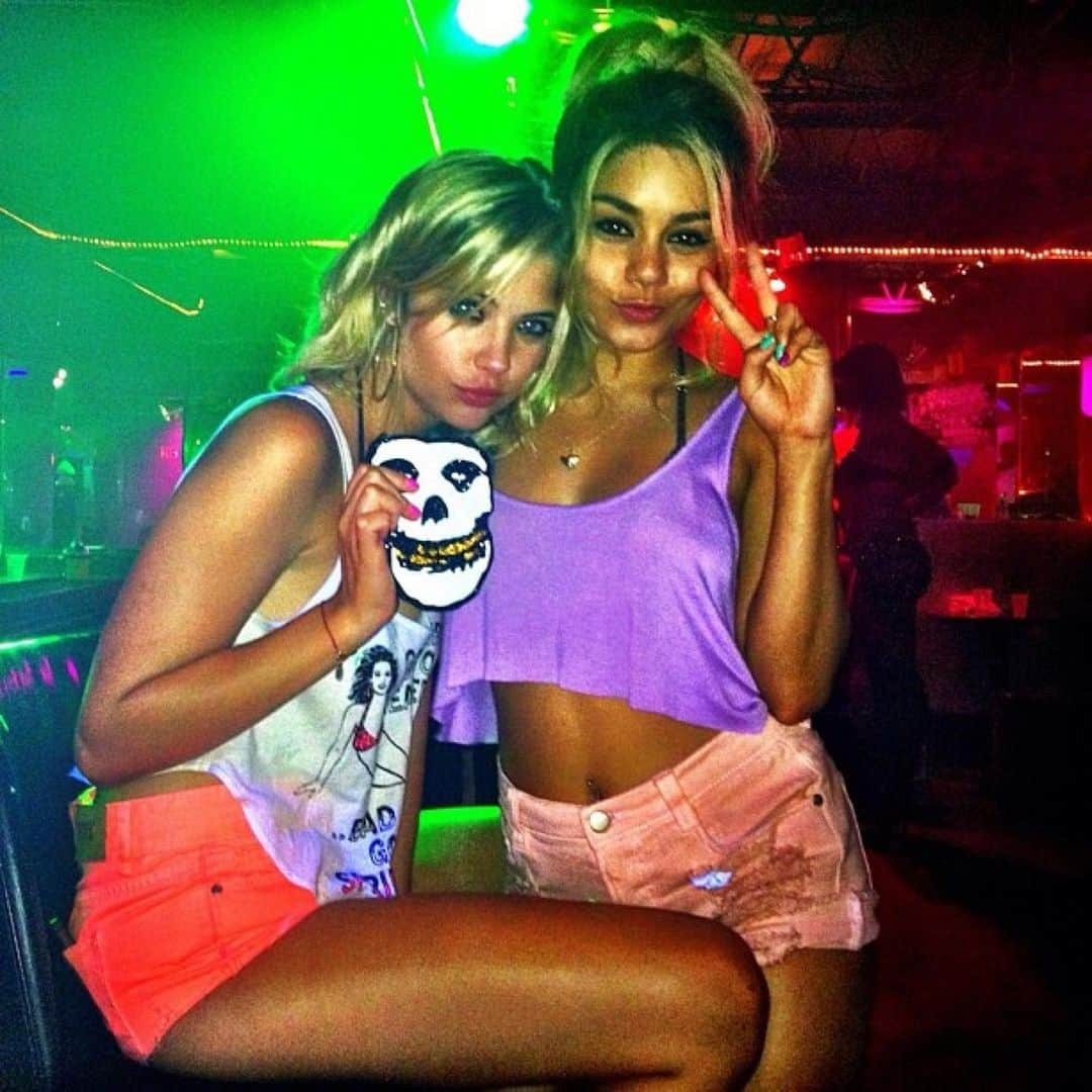 アシュレイ・ベンソンさんのインスタグラム写真 - (アシュレイ・ベンソンInstagram)「Spring Breakers is out on Netflix 🔫👅」1月12日 4時21分 - ashleybenson