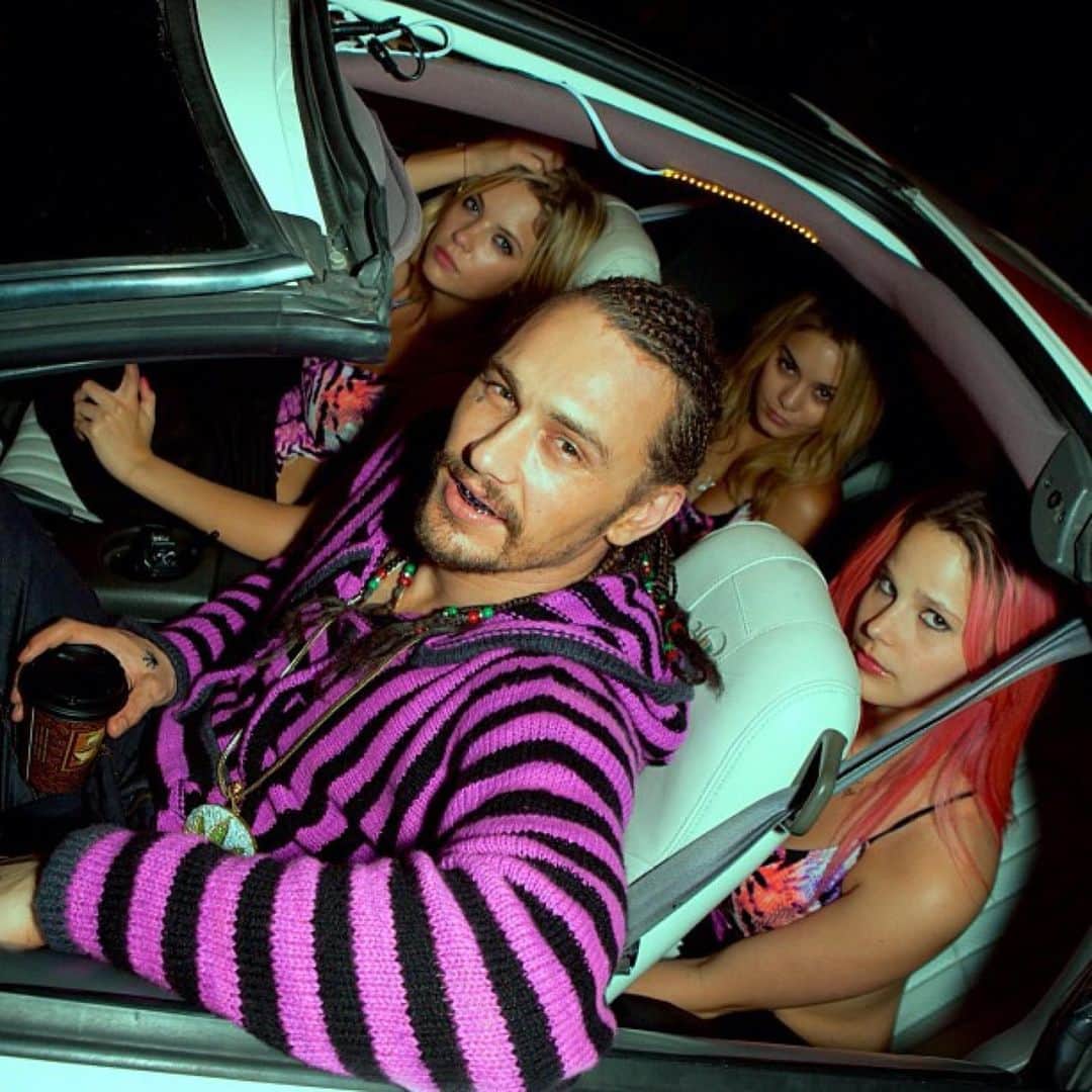 アシュレイ・ベンソンのインスタグラム：「Spring Breakers is out on Netflix 🔫👅」