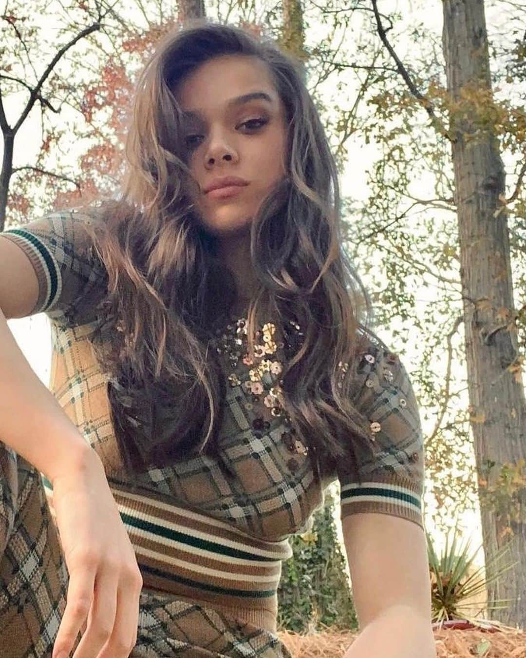 Carolina Gonzalezさんのインスタグラム写真 - (Carolina GonzalezInstagram)「🌾H A I L E E 🌾 @haileesteinfeld   Soft & Smokey  using @armanibeauty eye tints in 24 & 39  #stylist @robzangardi @marielhaenn  #hair @jennifer_yepez  #makeupCarolinaGonzalez  #CGonzalezBeauty    #ArmaniBeauty」1月12日 4時14分 - cgonzalezbeauty