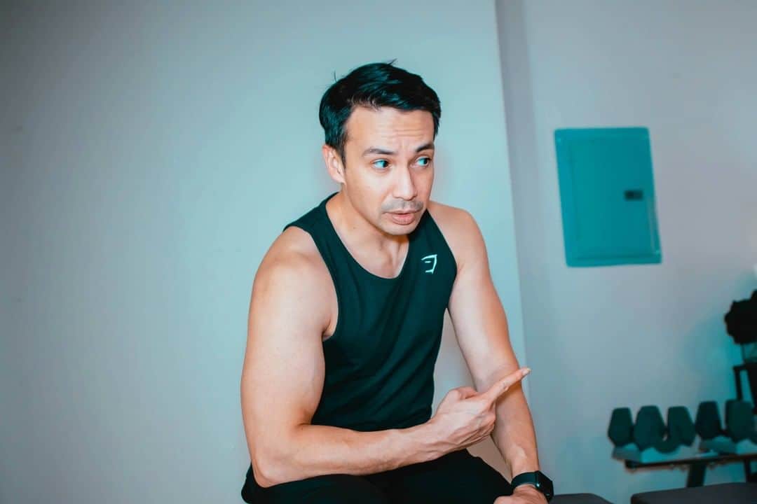 レイドバック・ルークのインスタグラム：「Lowkey flexing your biceps in the gym like ''The bathroom is over there''➡️🤭 photo by @xo.ashleynoelphotography」