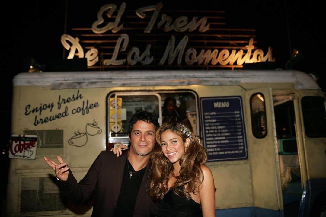 シャキーラのインスタグラム：「Jajaja  Freud decía en “El chiste y su relación con lo inconsciente” que todas las bromas tienen algo de cierto Ale!!  Yo solo me pregunto 9 horas para salir con esa peineta en la cabeza!!!? #Repost @alejandrosanz ・・・ Un día como hoy del 2007 estrenamos el videoclip de “Te lo Agradezco Pero No” mi querida amiga @shakira tardó NUEVE HORAS en peinarse. Cuando por fin estaba lista, muy amablemente le dije: “Shaki estás un poco despeinada ¿vas a grabar el vídeo así?” Quería volver a peinarse de nuevo, pero le convencí de que era una broma. Y menos mal, sino a día de hoy estaríamos aún grabando 😂😂 Moraleja: cuidado con las bromas que se toman en serio jajaja te quiero @shakira  #TeLoAgradezcoPeroNo #UnDíaComoHoy @jaumedelaiguana」