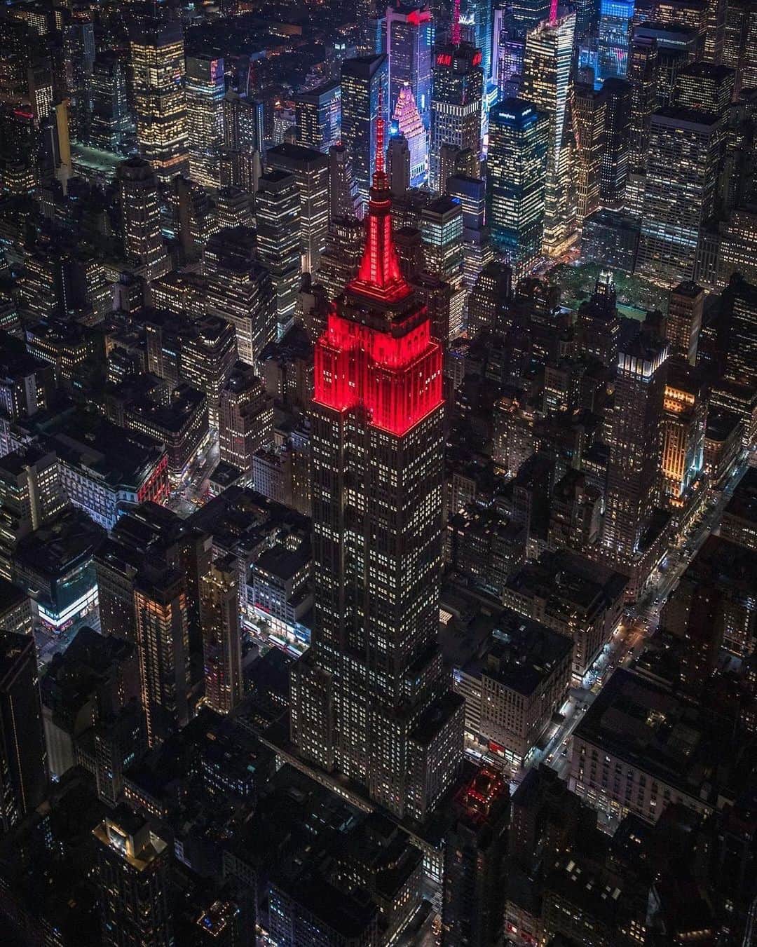 Empire State Buildingさんのインスタグラム写真 - (Empire State BuildingInstagram)「Bringing back the heartbeat of New York ❤  ⠀⠀⠀⠀⠀⠀⠀⠀⠀   On January 19th, we’ll join President-elect @JoeBiden in memorializing the American lives lost to COVID-19 in a national moment of unity & remembrance.  ⠀⠀⠀⠀⠀⠀⠀⠀⠀   At 9PM EST, we’ll play our @aliciakeys ‘Empire State of Mind’ light show, synced to the song on @iheartradio’s @z100newyork.  ⠀⠀⠀⠀⠀⠀⠀⠀⠀  📷: @craigsbeds #EmpireStateBuilding」1月12日 4時27分 - empirestatebldg