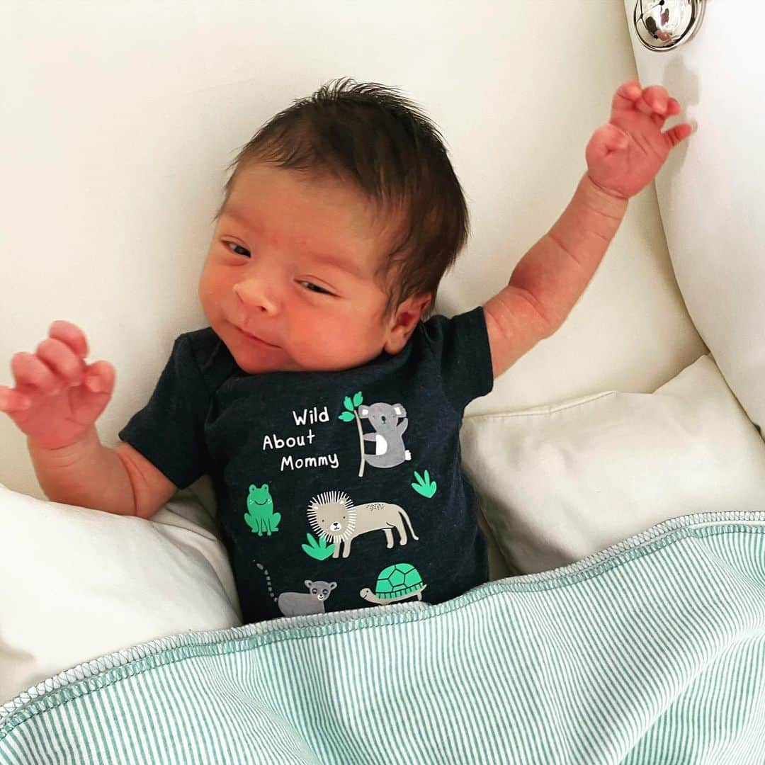 マリアホ・ウリベのインスタグラム：「Wild about mommy 🦁❤️ #1weekold」