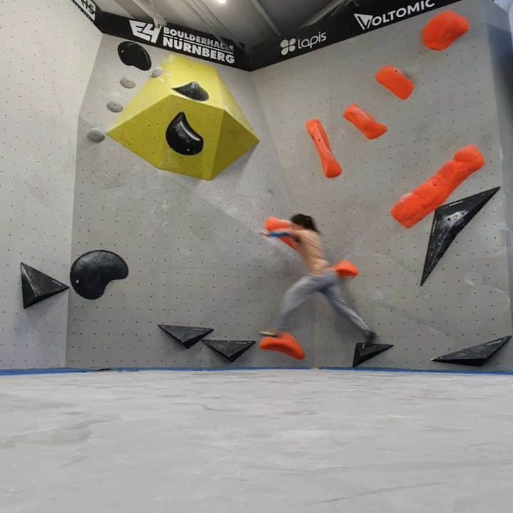 スターシャ・ゲージョのインスタグラム：「Run, Forrest, Run!  It took cca. 50 tries for this sick boulder 😆 Even though I did it statically first, which I found slightly easier, I was pretty motivated to do it the cool way too.   @boulderhallee4 🥰  @scarpaspa @trangoworldofficial @wingschalk @morphoholds @climbersagainstcancerofficial #taketheotherway  #notrealclimbing #runnersofinstagram #whatisthis #whyyousetthiswoidy #runningawayfrom2020」