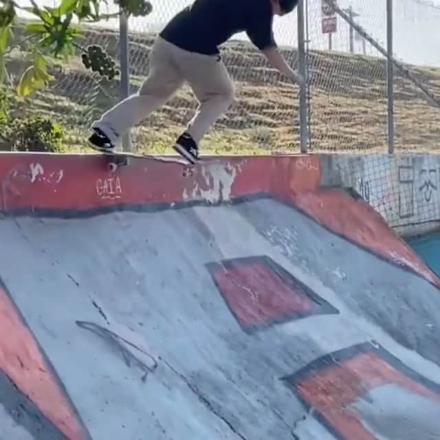 ラカイリミテッドフットウェアのインスタグラム：「@coldchapman 🥶  Filmed by @rhino  #Lakai #TheShoesWeSkate」