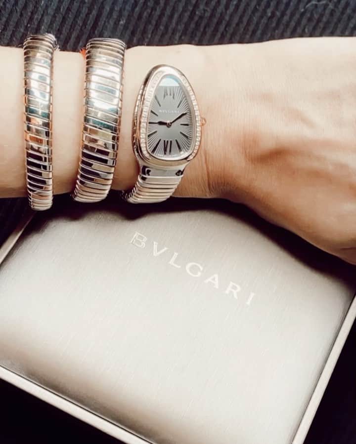 Nataly Osmannのインスタグラム：「I know u love it. Unpacking with @bulgari  Однозначно мое тотемное животное -это змея. И в моей коллекции пополнение. Как этот символ трактовался в разных цивилизациях :  В Индии поклонялись богине Вината, которая была матерью змей, а Шива надевал ожерелья из живых змей, которые символизировали сексуальность.  Сексуальная энергия является также мощной созидательной и творческой силой. На востоке ее олицетворяет кундалини — огненный змей. Постепенно высвобождаясь, она приводит к новым уровням сознания.  В Китае она была символом ясновидения и обаяния. В некоторых городах Китая и по сей день проводится шествие в честь знаменитого Змеиного царя.  В древнем Египте священные змеи символизировали способность зрить в суть, а также подчеркивали такие качества, как мудрость и власть.  В Центральной Америке был культ бога Кецалькоатлю, там его изображали в виде пернатого змея и считали покровителям звезд, небес и процессов, происходящих во Вселенной. Он также олицетворял свободу.  В Греции это животное издревле считалось символом исцеления и алхимии. Например, эмблемой медиков является жезл с двумя скрещенными змеями — Кадуцей, который олицетворяет мудрость и исцеление.  В Скандинавских мифах Мировой Змей символизирует циклический процесс разрушения и созидания, который является неизбежным и необходимым.」