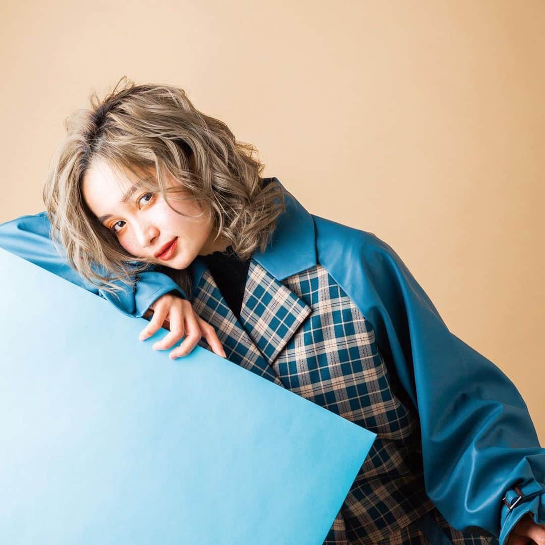 RabichePowのインスタグラム：「色んな仕事させて頂いて ほんと楽しいなぁー❤️ って感謝する日々☺️ . 最近ブライダルの人って思われるけど ヘアメイクの仕事の幅ってすごく広いよね❤️ . 何の仕事でも 自分でその幅を決めなければ 広がるんだけどね🤣💙 . 衣装も雰囲気も全て自分で選ばせてもらって それが何かカタチになるのは嬉しいね❣️ . 完成が楽しみ🥰 . . #ラビッシュポー#ヘアメイク#モデル撮影#広告撮影#スタイリスト #出張ヘアメイク 📸 @masamunemaeda」