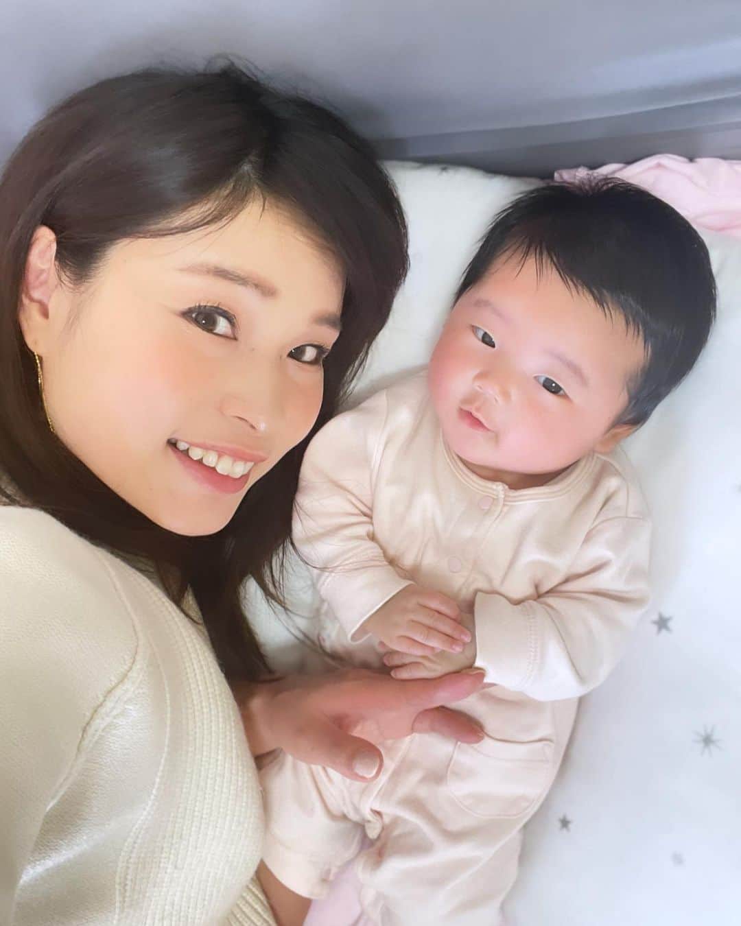 三佐和あやのインスタグラム：「寝かしつけも苦じゃないわ😊 ママがしっかり休めてると苦じゃない⤴︎  眠たいとか疲れてると余裕なくなっちゃう。だから全国のパパさん、少しでもママを手伝ってあげてね〜 できないときは 「いつも大変だね」とか ありがとう、って声かけてくれるだけでも ママは気持ちが救われるのよ☺️  新成人の皆さま おめでとうございます㊗️ 長女は 後5年で成人するのに ぱくちゃんはあと20年もかかるのね  ママはあなたとの時間を 楽しむわ🎀 その時 わたしは57歳だね😬  #コドモダカラ#コズレ #コドモノ#子育て#ベビライフ #ままのて #たまひよ #赤ちゃんのいる暮らし#育児アカウント#成長記録#おんなのこママ」