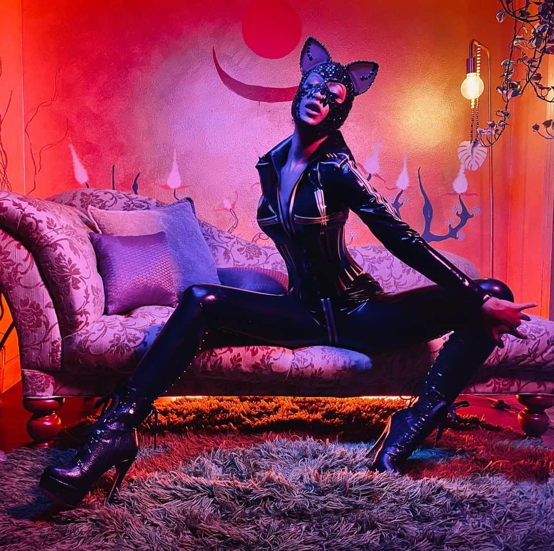 スキン・ダイアモンドのインスタグラム：「“I don’t know about you Miss Kitty, but I feel so much yummier.. “🌒 Photography by @diederik_comte  Thank you @couturemask for the beautiful piece 🖤 Latex: @bondinage」