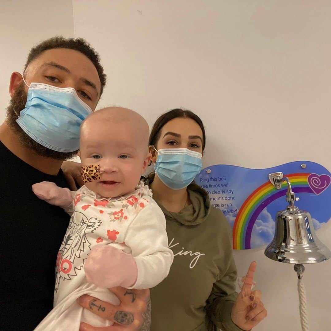 アシュリー・ケインさんのインスタグラム写真 - (アシュリー・ケインInstagram)「A few last moments together as a family before me and mom split up again and enter Azaylia’s cubicle for her 3rd and toughest round of chemotherapy yet! 😔💔 . We chose to stand next to the end of treatment bell so us as parents and Azaylia could visualise where we ‘want’ and ‘are going to be’ at the end of this heartbreaking but what will be... Incredible journey! *LEUKEMIA FREE RINGING THAT BELL!!!* 🙏🏾🌈🔔 . Patients ring bells in hospitals around the world to mark the end of their treatments. This bell says “Ring this bell, three times well, it’s toll to clearly say. My treatments done, my course is run and I am on my way!” ✊🏾❤️ . Please keep Azaylia in your prayers 🙏🏾 LETS GO CHAMP」1月12日 5時01分 - mrashleycain