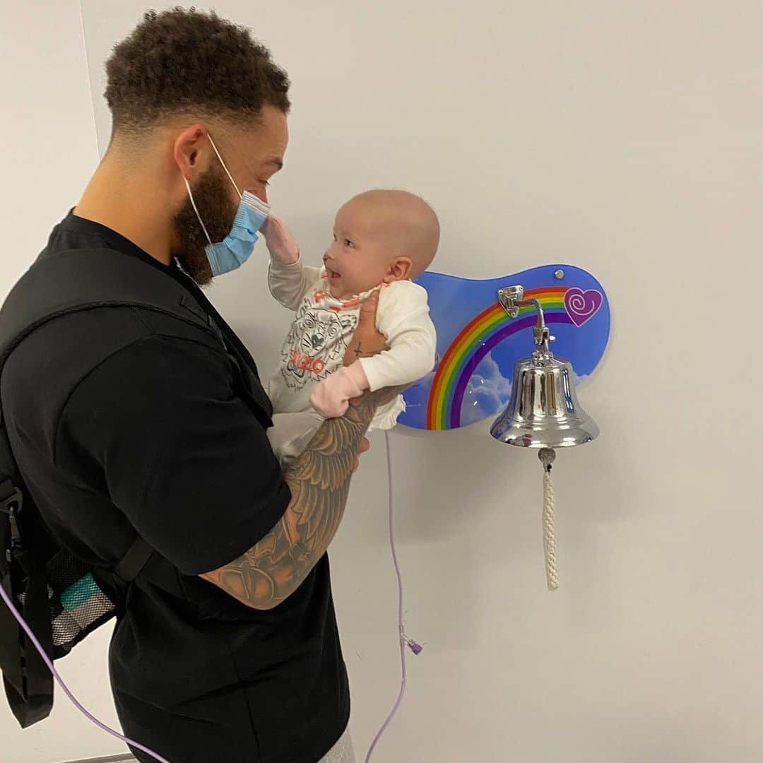 アシュリー・ケインさんのインスタグラム写真 - (アシュリー・ケインInstagram)「A few last moments together as a family before me and mom split up again and enter Azaylia’s cubicle for her 3rd and toughest round of chemotherapy yet! 😔💔 . We chose to stand next to the end of treatment bell so us as parents and Azaylia could visualise where we ‘want’ and ‘are going to be’ at the end of this heartbreaking but what will be... Incredible journey! *LEUKEMIA FREE RINGING THAT BELL!!!* 🙏🏾🌈🔔 . Patients ring bells in hospitals around the world to mark the end of their treatments. This bell says “Ring this bell, three times well, it’s toll to clearly say. My treatments done, my course is run and I am on my way!” ✊🏾❤️ . Please keep Azaylia in your prayers 🙏🏾 LETS GO CHAMP」1月12日 5時01分 - mrashleycain
