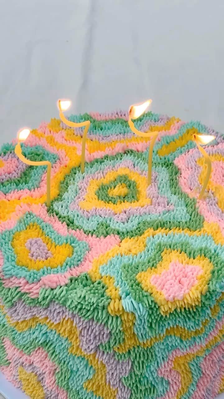 ジュリー・サリニャーナのインスタグラム：「PRESS PLAY to see my birthday dream cake! 🎂✨🌈▶️  Thank you everyone for all the birthday wishes, texts, comments, dms and calls! I felt so loved! Love you guyssssss!!!! ❤️ cake by @alanajonesmann」