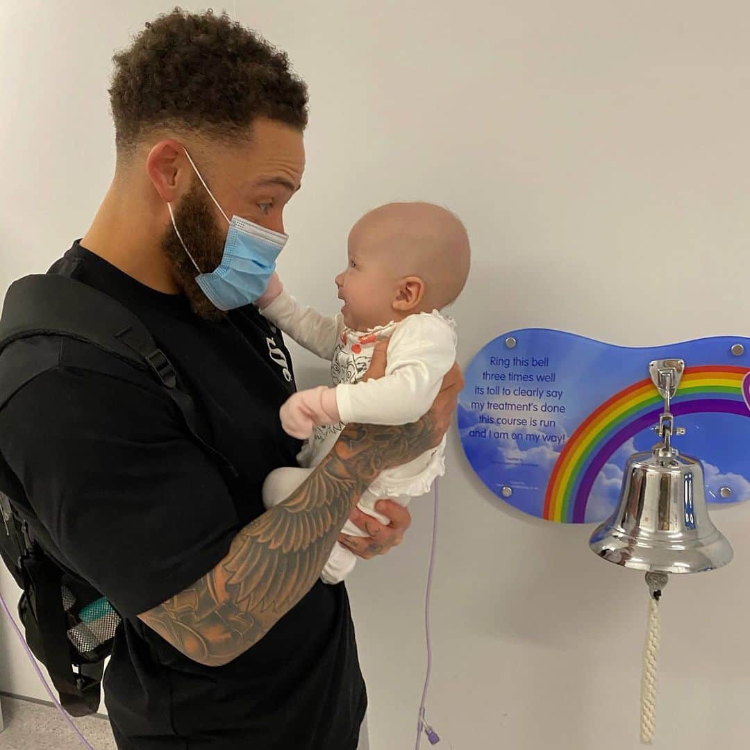 のインスタグラム：「A few last moments together as a family before me and mom split up again and enter Azaylia’s cubicle for her 3rd and toughest round of chemotherapy yet! 😔💔 . We chose to stand next to the end of treatment bell so us as parents and Azaylia could visualise where we ‘want’ and ‘are going to be’ at the end of this heartbreaking but what will be... Incredible journey! *LEUKEMIA FREE RINGING THAT BELL!!!* 🙏🏾🌈🔔 . Patients ring bells in hospitals around the world to mark the end of their treatments. This bell says “Ring this bell, three times well, it’s toll to clearly say. My treatments done, my course is run and I am on my way!” ✊🏾❤️ . Please keep Azaylia in your prayers 🙏🏾 LETS GO CHAMP」