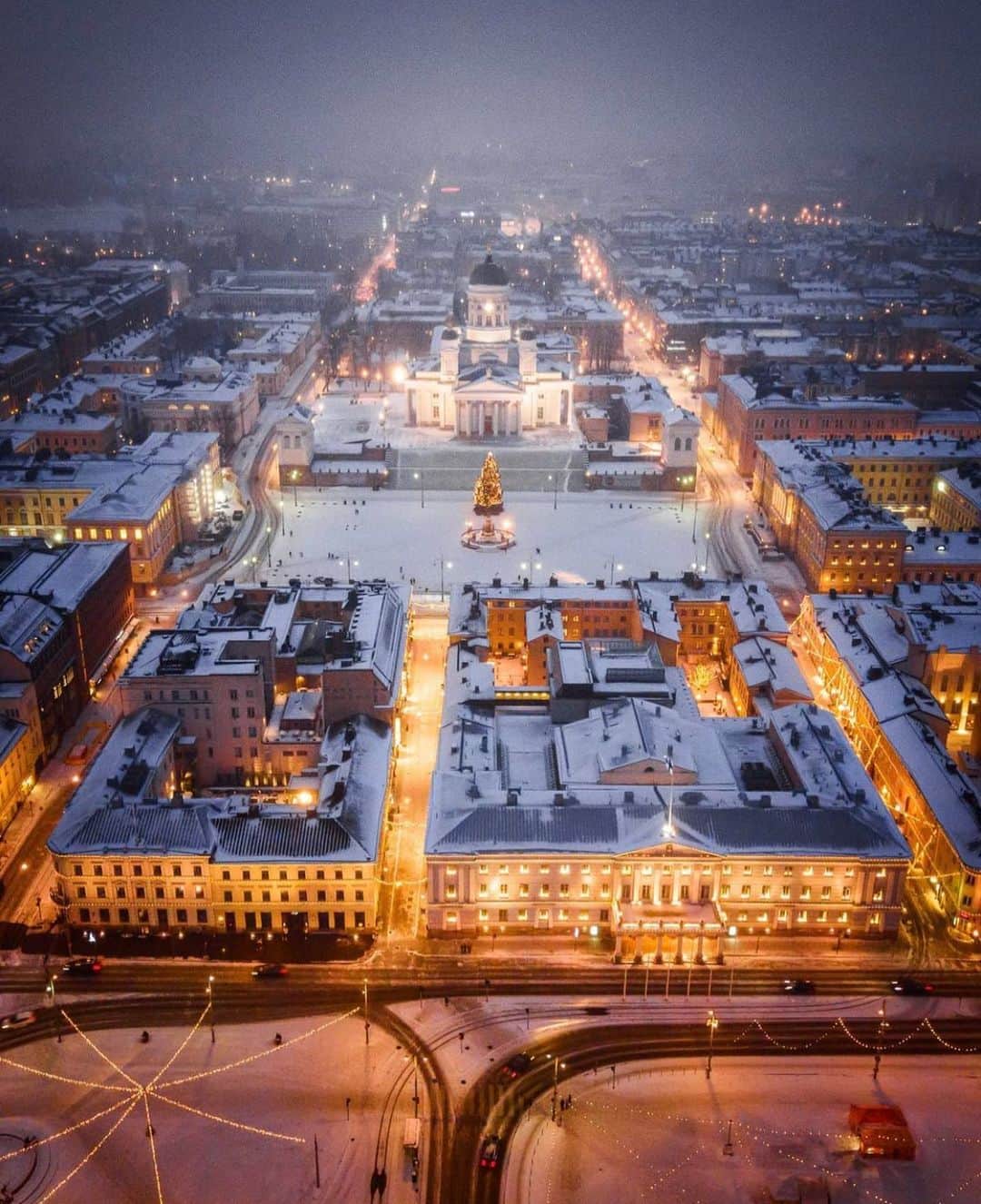 フィンランド政府観光局さんのインスタグラム写真 - (フィンランド政府観光局Instagram)「ヘルシンキにたくさん雪が降りました。❄️ 明日も雪の予報です。☃️ ． @helsinkifacades さんの写真。Kiitos！」1月12日 5時15分 - visitfinlandjapan