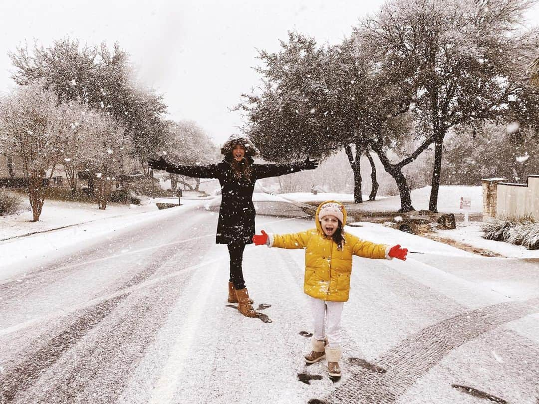 オデット・アナブルさんのインスタグラム写真 - (オデット・アナブルInstagram)「❄️ S N O W  D A Y ❄️ In Austin?! This place just keeps showing off for us. Pure magic. This was yesterday and it’s all melted now like it never even happened, but for a day we were in a winter wonderland ☃️」1月12日 5時17分 - odetteannable