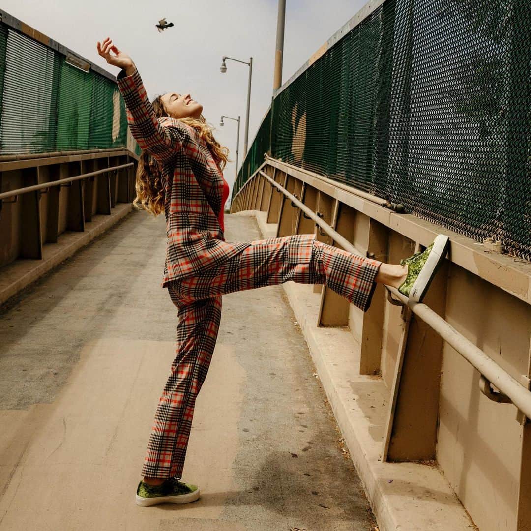 シービーズのインスタグラム：「FLASH SALE ENERGY. ✨💥 Today only, shop select seasonal styles at 60% off. Head to the link in our bio for women’s, men’s and kid’s sizes.   #letsgetcasual」