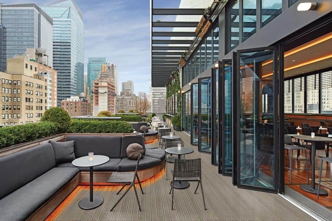 のインスタグラム：「Glass Sustainable Material For sustainable design, maximum use of natural light is critical, and glass foldable walls or dividers is not only a good use of light but also create a dynamic appearance and usability between interior and outdoor living, the entire year. Also, in furniture, glass is a key sustainable material. It is true for residential, hospitality/retail, and even spa/salon projects. Photos: Folding Glass Wall System Costs, Designs, and More  NanaWall  ガラスの持続可能な素材 持続可能なデザインのためには、自然光を最大限に活用することが重要であり、ガラスの折り畳み式の壁や仕切りは、光をうまく利用するだけでなく、年間を通して、屋内と屋外の生活の間にダイナミックな外観と使いやすさを生み出します。また、家具において、ガラスは重要な持続可能な材料です。これは、住宅、ホスピタリティ/店舗、さらにはスパ/サロンなどすべてのプロジェクトに当てはまります。 #hawaiiinteriordesigner #interiordesignhawaii #designtrends #sustainabledesign #glassdoor #nanawall #naturallight #interiorlovers #stylishlifestyle #beautifulspace」