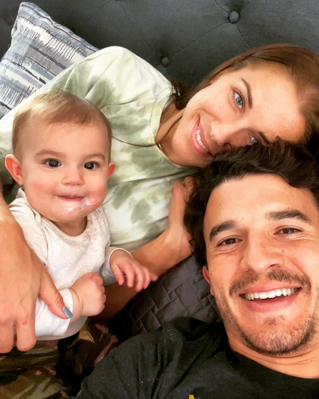 のインスタグラム：「Charlie insisted on the photo mid-bottle. Thankful everyday for my 👨‍👩‍👧」