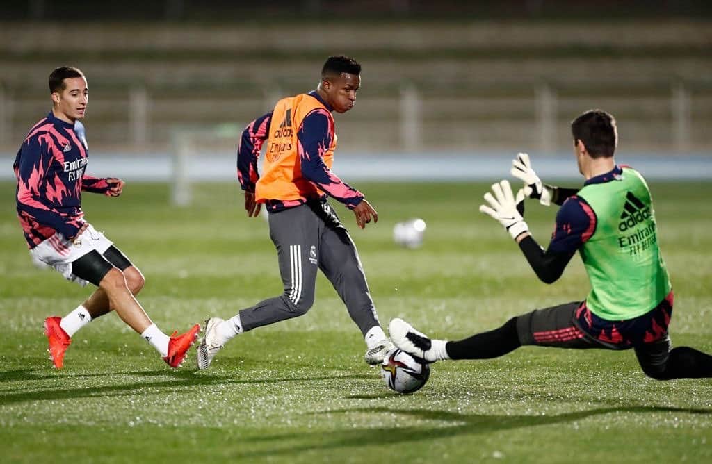 ティボ・クルトゥワのインスタグラム：「Semana importante con un título en juego. Gracias Málaga por el recibimiento! #HalaMadrid」