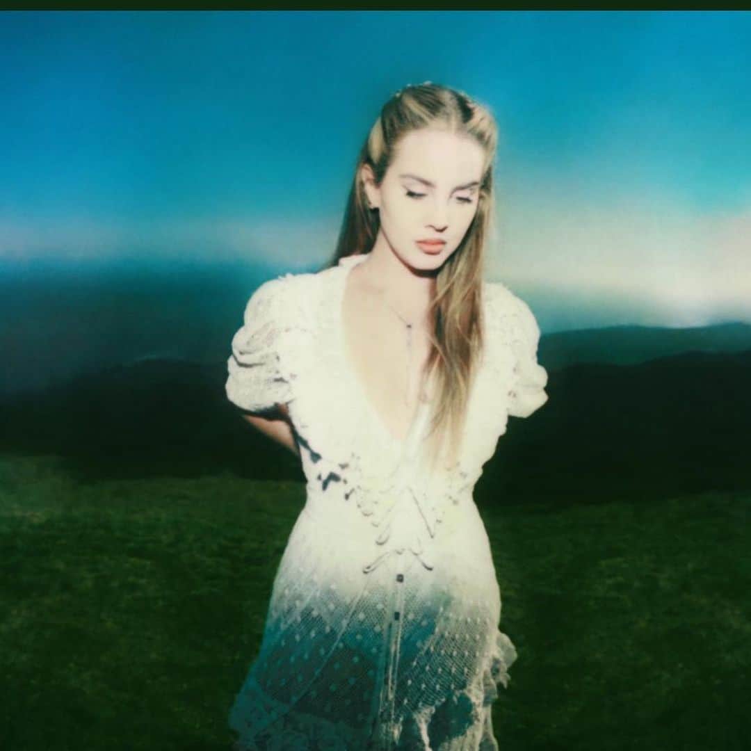 ラナ・デル・レイのインスタグラム：「Album out in March  link in bio x Video out now」