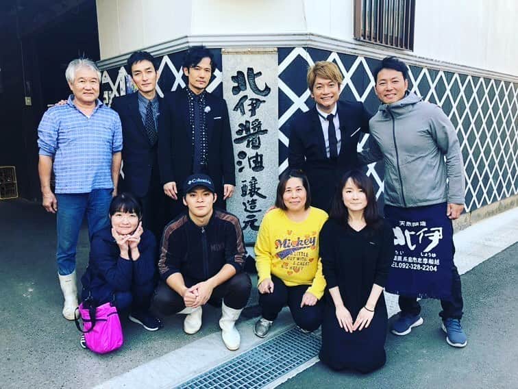 井手智のインスタグラム：「【北伊醤油様×新しい地図】  昨年度からご協賛、スポンサーとしてお世話になっております。 【北伊醤油】様  今年もよろしくお願いいたします。  新しい地図の御三方も訪れ、北伊醤油様のお醤油を買われたそうです😊  #北伊醤油 #明治30年創業 #醤油はやっぱり北伊醤油 #醤油プリン #北伊醤油だしパック #ピリ辛万能味噌 #新しい地図 #スポンサー」