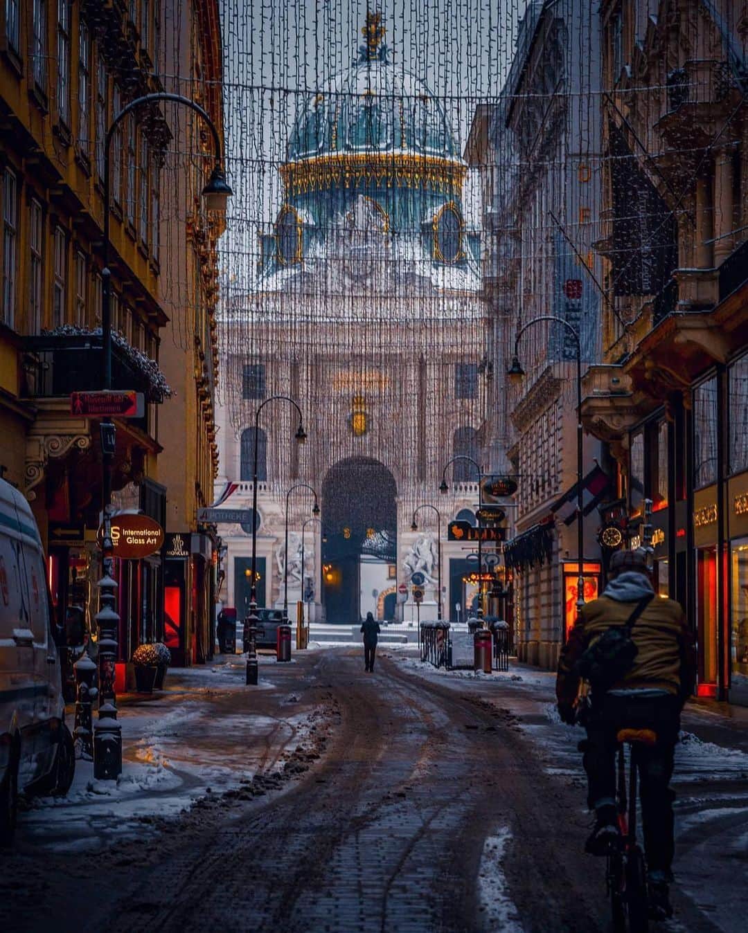 Wien | Viennaさんのインスタグラム写真 - (Wien | ViennaInstagram)「Graben and Kohlmarkt. Two very charming streets right in the heart of Vienna. Do you remember strolling along them? 💭✨ by @m.a.d.raw #ViennaWaitsForYou」1月12日 5時51分 - viennatouristboard