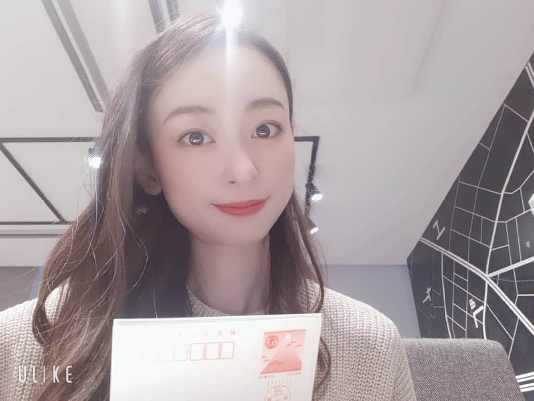のインスタグラム：「久しぶりにオフィスに行くと、年賀状が沢山届いていました。 ありがとう！ 受験生からも本科生からも！ 嬉しい😭益々気合いが入りました！  出会ったからには、みんなを最高の笑顔で送り出したいし、宝塚に入っても何かあったら相談してもらえる近い存在でいたい。(頼ってもらえるようにステージ上げていくね！)  ずっと応援してるよ！  #年賀状 #宝塚受験 #宝塚音楽学校」