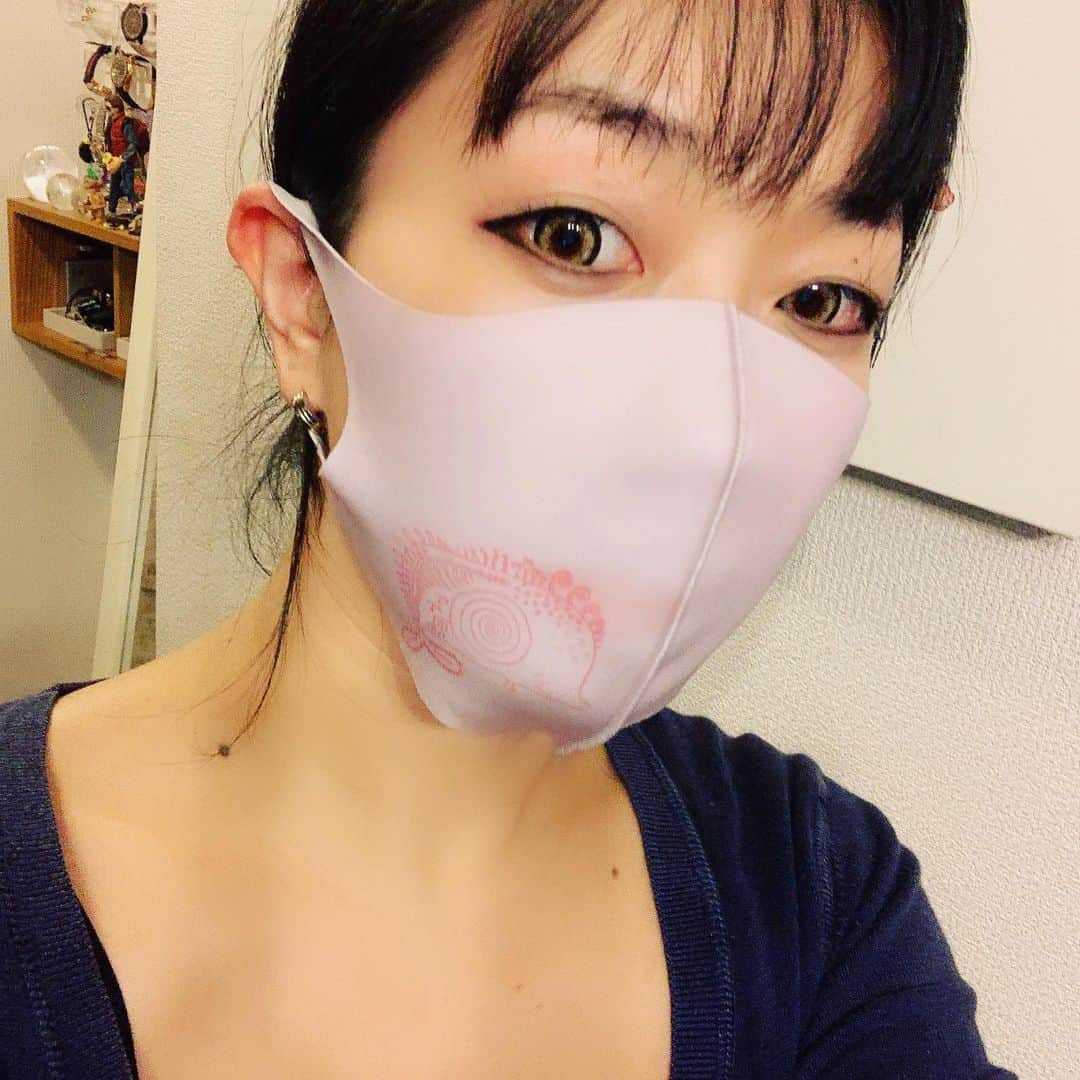 SATOKOさんのインスタグラム写真 - (SATOKOInstagram)「マスクはこんなんですっ。色は藤色♡ #goods #マスク #肌触り最高 #ネット販売 #しようとしてる」1月12日 16時49分 - fc_satoko