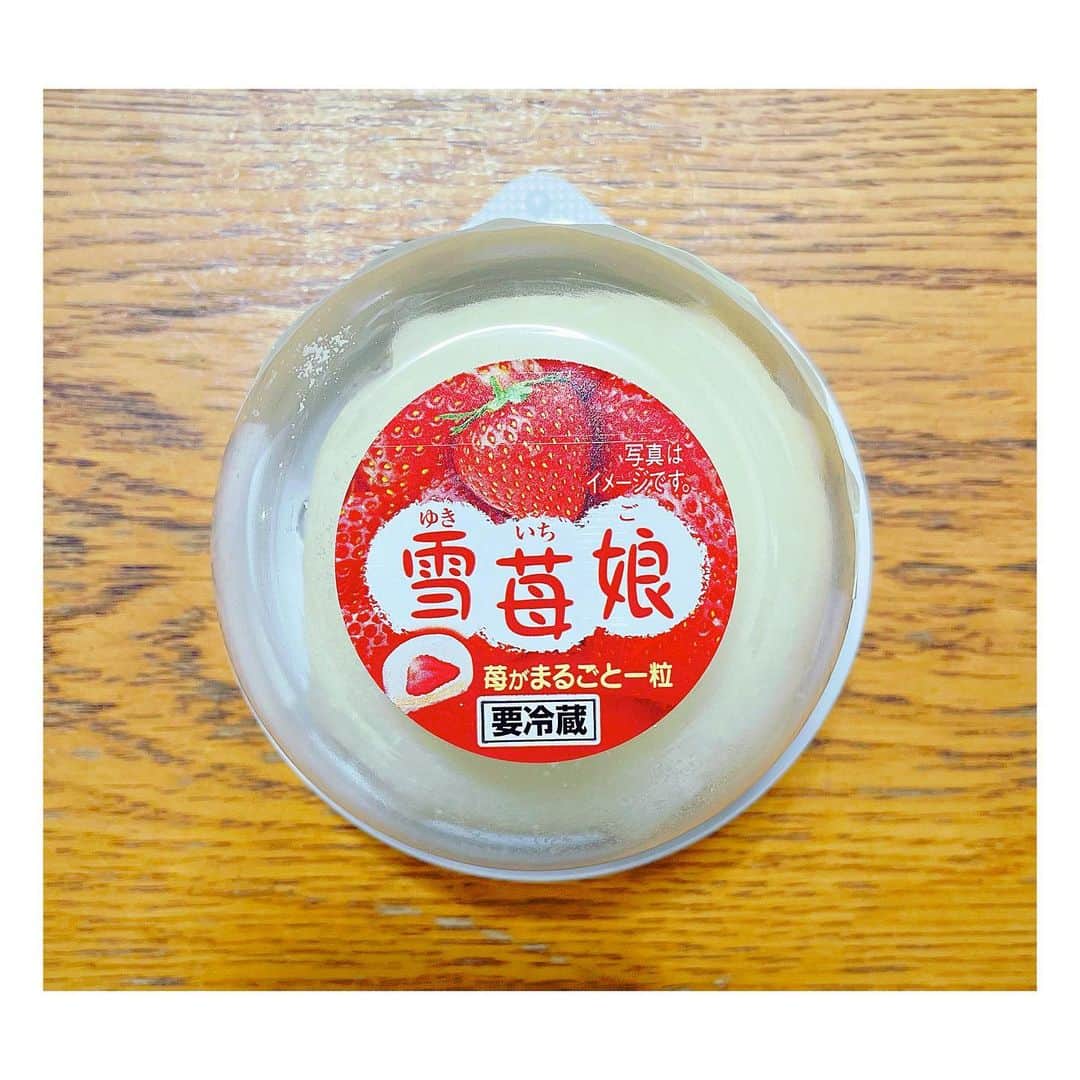 奥村愛子のインスタグラム：「* インスタやTwitterで これがおいしいというのを見て気になったので 入手してみました🍓 たしかに！これは買っちゃうかも  #雪苺娘」