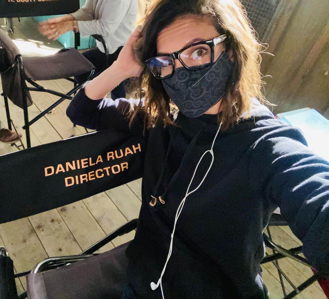 ダニエラ・ルーアのインスタグラム：「Day 1 is in the can.... someone pinch me!  . Terminou o primeiro dia... belisquem-me!  . #ncisla #surreal #happylady #thrilled #bestcrewinhollywood #myteam #squad #grateful #happiness @ncisla @cbstv #director #realizadora #mask #goggleglasses #protectordeolhos #máscara #losangeles @tentree」