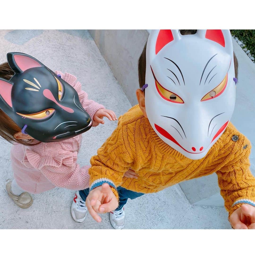 澤野井香里のインスタグラム：「写真フォルダ開いたら出てきて笑ってしまった#伏見稲荷大社 のキツネのお面🦊✨  今朝は家の周りは雪☃️が積もってたり、寒くて#雪の下 でtea time☕️♡  #ks_21✨ #ks_kyoto✨ #京都　#伏見稲荷　#伏見稲荷大社　#京都カフェ　#1才 #4才　#年少　#兄妹　#👦🏼🧒🏼#S⭐️_ #M🍒_  #s⭐️m🍒」