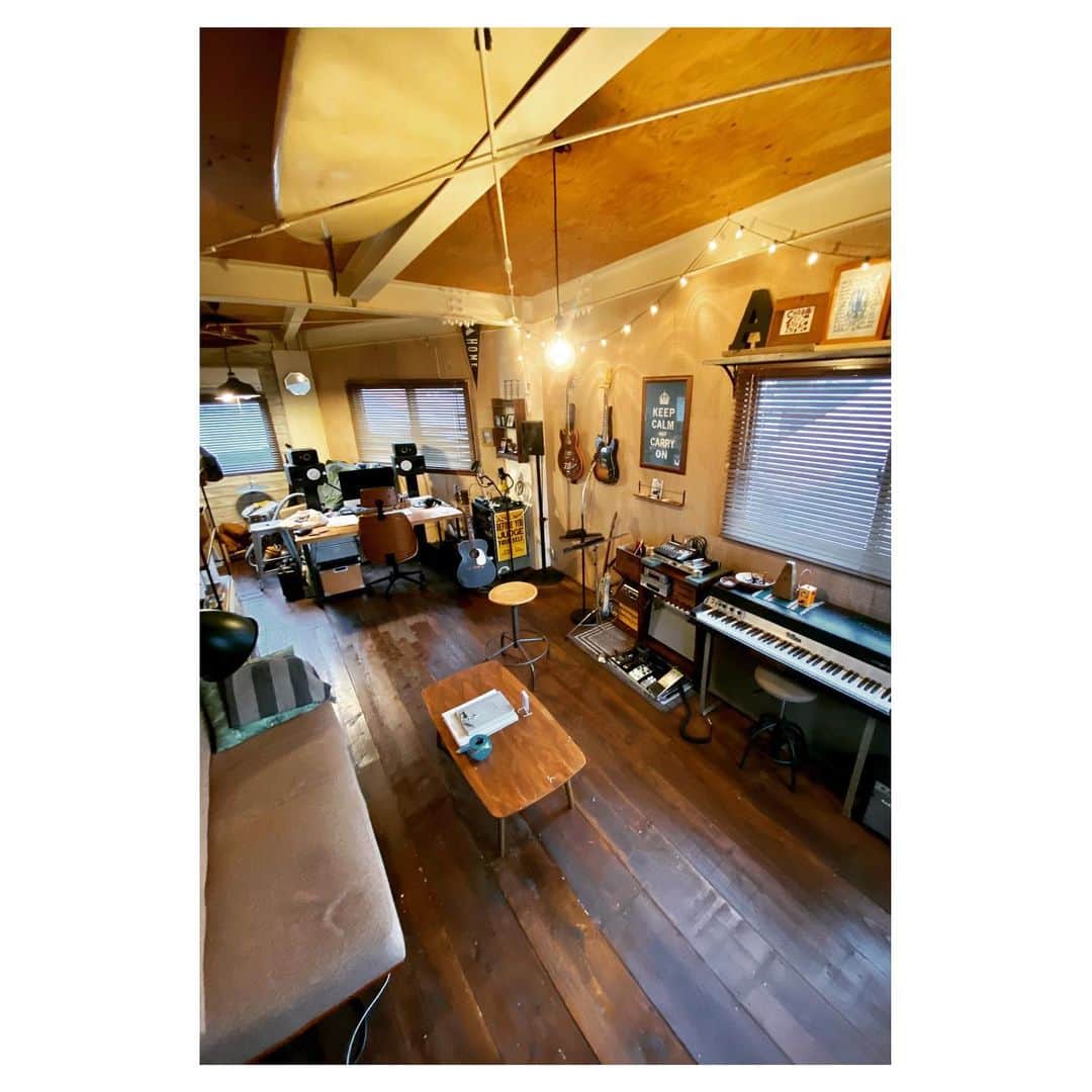 Caravanのインスタグラム：「2021.01.12  状況は厳しいし  生活も厳しいけど、  作りたい音楽が頭の中で  鳴り止まないから、俺は幸せだ。  出来ることを一つ一つやるしかないね。  みんな気をつけて、  今を乗り越えて会いましょう。  save your day.  #studiobyrd」