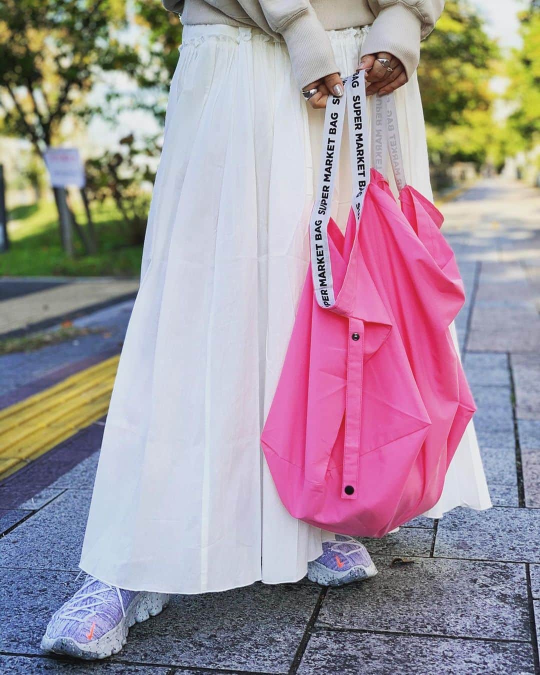 市川まさみさんのインスタグラム写真 - (市川まさみInstagram)「#cabin さんからエコバッグ頂きました！ デザインめちゃ可愛い〜❤︎❤︎  大きめだからアウターとかも入って超便利❤︎ 暖かくなったらアウトドアとかにも 持っていきたいな❤︎  カラーとサイズも豊富だし 男女問わず使いやすいデザインだから エコバッグ探し中の人はチェックしてみてねん❤︎  #cabin #cabintokyo #supermarketbag #ecobag #キャビン #エコバッグ #スーパーマーケットバッグ #pink #fashion #japan #tokyo」1月12日 15時27分 - ichii710