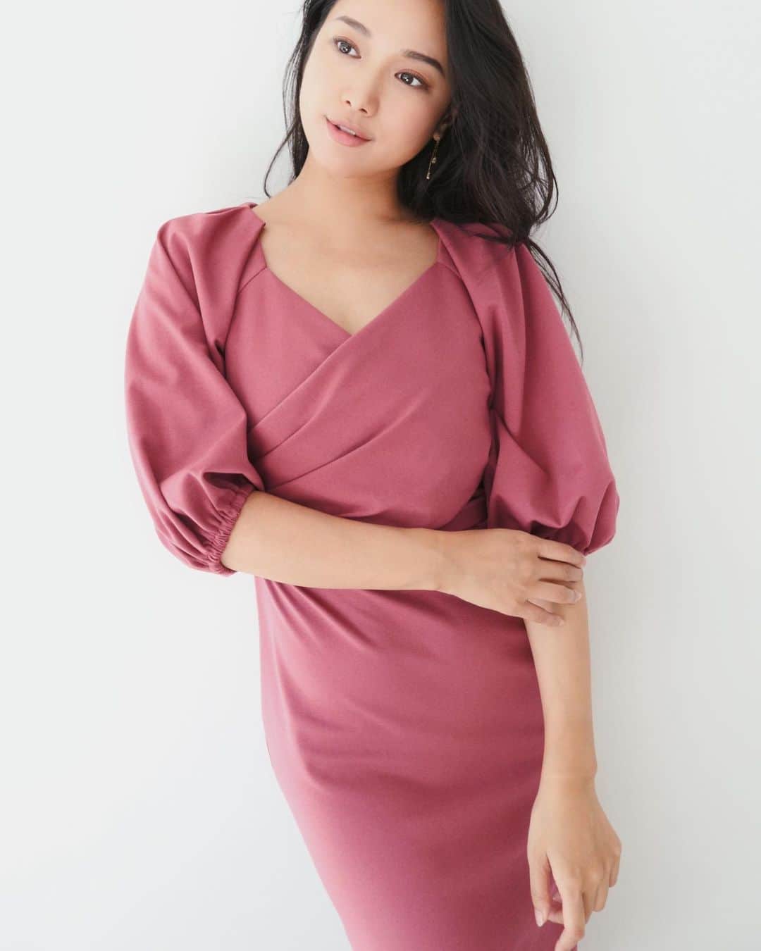 デュラスアンビエントのインスタグラム：「JANUARY NEW ARRIVAL ▫️ 𝗦𝗼𝗳𝘁 𝗷𝗲𝗿𝘀𝗲𝘆 𝗰𝗿𝗼𝘀𝘀 𝗯𝗲𝗹𝘁 𝗼𝗻𝗲𝗽𝗶𝗲𝗰𝗲  〈Beige,Light green,Pink,Black〉  愛らしさと上品さが漂う、デザイン性豊かなワンピース。 ソフトジャージー素材で適度な肉厚感と立体感、抜群の伸縮性で着心地の良さを実現。 フロントの帯状の生地を、バストを包むようにクロスさせるカシュクールデザイン。 ネックはダイヤ型になり美しいデコルテを演出します。 その帯をそのまま後ろのウエスト位置でリボン結びをするデザインで、後ろ姿も抜かりなくスウィートなルックスに！ ご自身のバストやウエスト周りにフィットさせる事ができるのでボディラインを美しく魅せられる唯一無二のディテール。  _____________________________________ www.ambient-online.com @ambientofficial @ambient_ariake @ambient_yurakucho @ambient.opa #アンビエント#ambient_official  #coordinate #styling #21SS #chic」