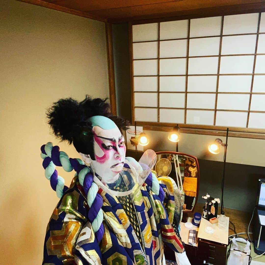 坂東亀三郎さんのインスタグラム写真 - (坂東亀三郎Instagram)「楽屋、舞台裏、鳥屋口、﻿ 出番の直前までなるべくガード！﻿ ﻿ ﻿ フェイスガードをして﻿ 舞台に向かっていたら﻿ 緑(@onoe_midori)さんに﻿ バス・ライトイヤーみたいってwww﻿ ﻿ ﻿ 「無限の彼方へさあ行くぞ！」﻿ ﻿ ﻿ #歌舞伎 #音羽屋 #歌舞伎役者﻿ #彦三郎 #坂東彦三郎 #九代目﻿ #otowayabando﻿ コメントはお気軽に📝﻿ ランダムに返信しまっせ✍️﻿ ﻿ ﻿ ＊楽屋を出る時にフェイスガードの角度はちゃんとしました。﻿」1月12日 15時43分 - otowayabando