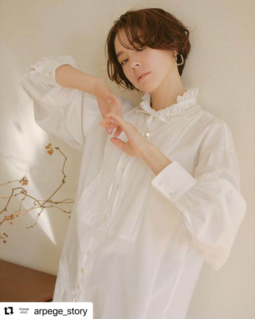 浅見れいなさんのインスタグラム写真 - (浅見れいなInstagram)「今日寒いですね❄️ 撮影のお洋服はもう春物🌸 気分があがります❤️ #Repost @arpege_story with @make_repost ・・・ @cadune_official  Step Info Spring with Reina Asami﻿ ﻿ ﻿ 首元に施したアイレットデザインが愛されポイント！﻿ ﻿ 1,2,3枚目▶﻿ ノーカラーコート﻿ ¥49,000+tax﻿ color:mocha,light beige,navy﻿ ﻿ アイレット刺繍チュニック﻿ ¥21,000+tax﻿ color: black,white,stripe﻿ ﻿ ﻿ 優雅になびくデザインがエレガントさを引き立たせてくれるスカートコーデ﻿ 華やかな色のインナーで春先取り♩﻿ ﻿ 4,5,6枚目▶﻿ リバーコート﻿ ¥59,000+tax﻿ color:mocha,greige,navy﻿ ﻿ 2wayバックパールプルオーバー﻿ ¥14,000+tax﻿ color: black,white,mint,pink,orange﻿ ﻿ ラッフルナロースカート﻿ ¥24,000+tax﻿ color: beige,navy  #cadune #カデュネ #浅見れいな #浅見れいなさん  #新作アイテム #newitem  #ブラウスコーデ #ブラウス #blouse #春色ニット #春色 #大人コーデ」1月12日 15時44分 - reina_asami