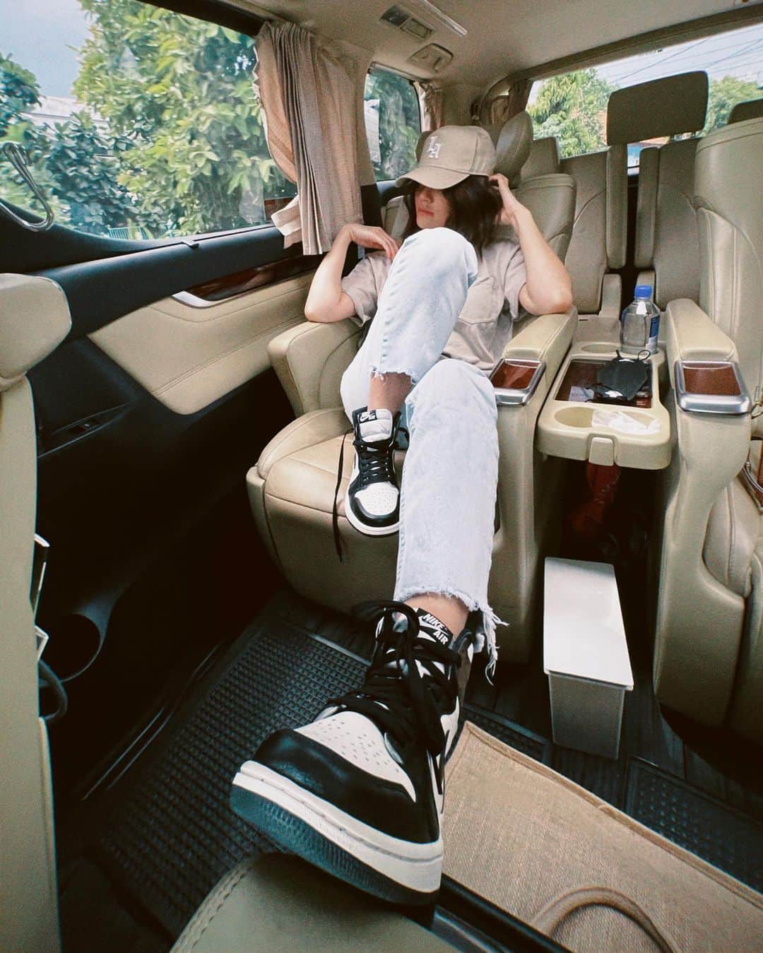 のインスタグラム：「Fresh kicks on my feet 🤍😎  #AGNEZ MO #AJ1」
