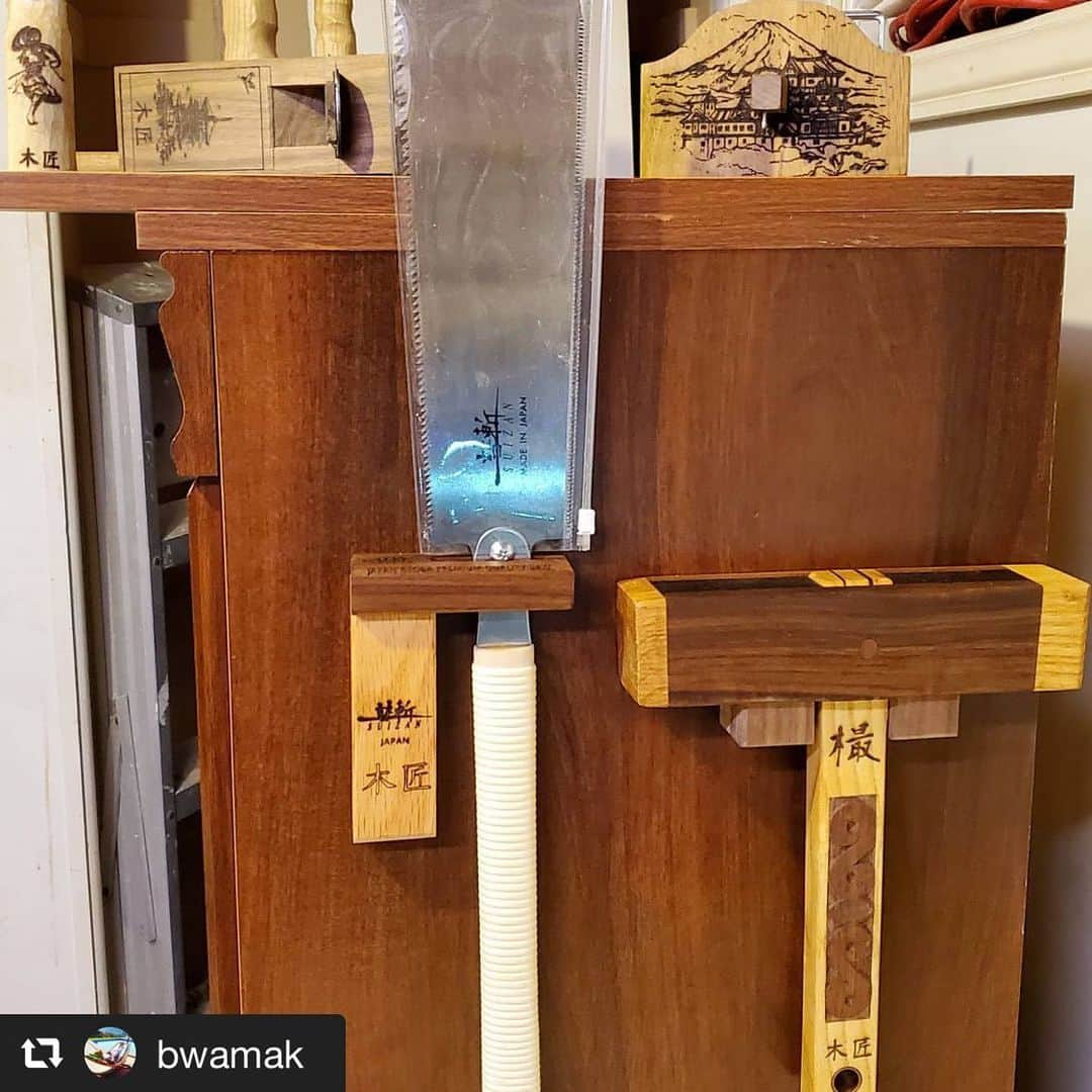 SUIZAN JAPANのインスタグラム：「What a cool display🤩🤩🤩﻿ ﻿ #repost📸 @bwamak﻿ Un peu plus au Japon grâce à cette superbe et très efficace scie ryoba par @suizan_japan  merci père Noël !﻿ .﻿ .﻿ .﻿ .﻿ .﻿ #handtools #handtool #japanesehandtools #handsaw #japanesehandsaw #suizanjapan #littlespace #tinyworkshop #woodcraft #woodworking #woodhandmade #christmasgifts #bestsaw #carpenters﻿ ﻿ #suizan #japanesesaw #japanesesaws #japanesetool #japanesetools #craftsman #craftsmanship #handsaw #pullsaw #ryoba #japanesestyle #japanlife」