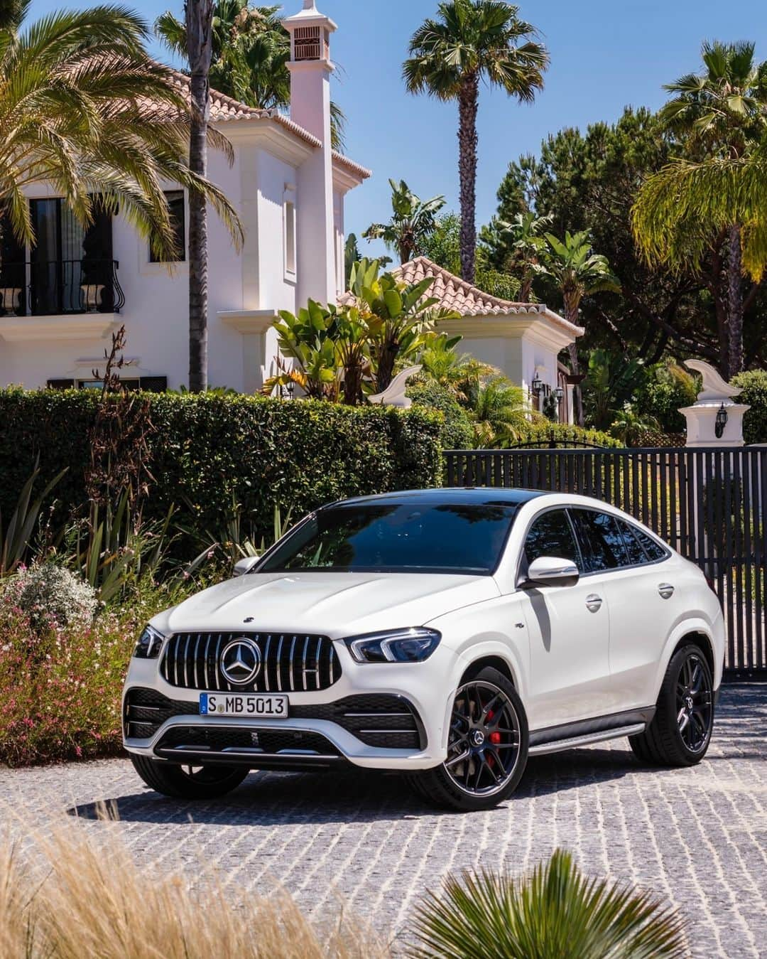 メルセデス・ベンツさんのインスタグラム写真 - (メルセデス・ベンツInstagram)「A coupé for heightened demands: The Mercedes-AMG GLE Coupé  #MercedesAMG #GLE #Coupe #DrivingPerformance」1月12日 16時00分 - mercedesbenz