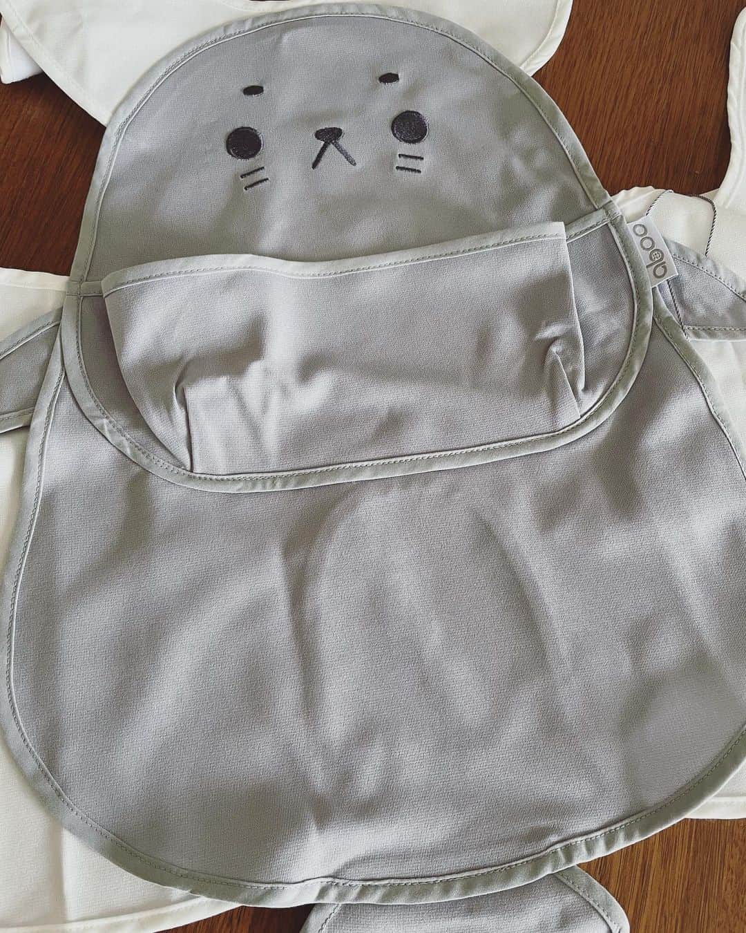 英玲奈のインスタグラム：「お友達から出産祝いでいただいた、 @aboo.tokyo  のエプロン！ 可愛い😍アザラシちゃん🦭 娘が使えるのは少し先になるけど、 付けるの楽しみだなー❤️ #娘 #女の子ベビー #女の子ママ #出産祝い」
