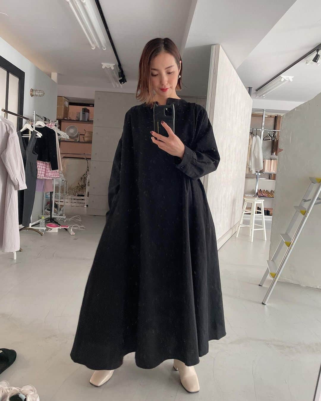 よっこのインスタグラム：「. . Aラインでたっぷりの生地で可愛いワンピース👗 前開き部分を深くしたので授乳中のママにも着て貰えます。 . @jsxmomo.yokko  . これから販売アイテムです❤︎ . . . . . #ママコーデ  #大人コーデ  #大人カジュアル  #オトナカジュアル  #オトナ女子  #ワンピース  #シャツワンピース  #授乳コーデ  #アラフォーコーデ」