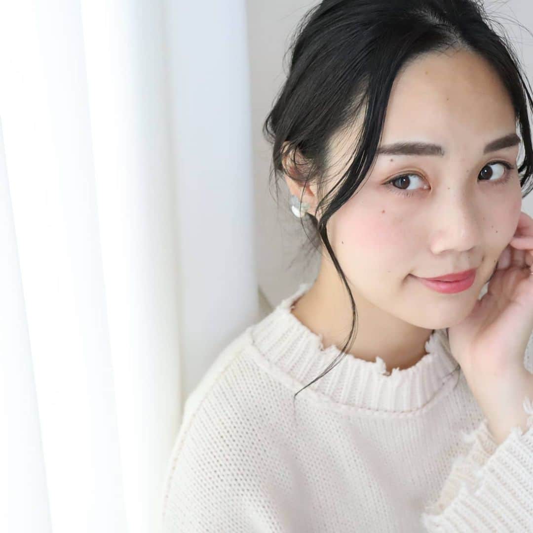Eri Satoさんのインスタグラム写真 - (Eri SatoInstagram)「美的編集部( @bitekicom )より頂いた ラデュレの #パウダーブラッシュ 最近発売したチークカラーです @lm_laduree · 2枚目の写真が実際の色に近いかな🌹 9番のジョルジーナという色。 見たままの発色なので、ふんわり軽く付けるだけでじゅわっと内側から色付いたような赤みが出ます☺️ · 私はイエベだけど、ブルベさんにも使えそうな気がするんだけどどうだろ？？？ 付けたあとマスクもしたけど、色移りもそんなに気になりませんでした🤗 · ラデュレはローズの香りも、可愛いパッケージも本当にテンションが上がる～😍 チェックしてみてね✨ · #美的 #レメルヴェイユーズラデュレ #美的_レメルヴェイユーズラデュレ #コスメ#コスメ紹介 #ラデュレ#LADUREE#チーク #コスメ好きさんと繋がりたい」1月12日 15時58分 - satoeri626