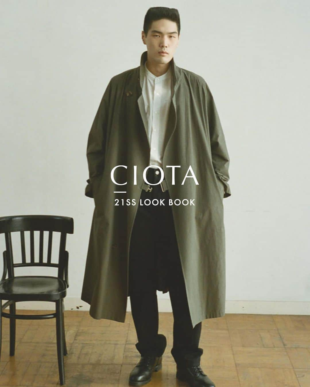 ARKnetsのインスタグラム：「《 CIOTA 》﻿ ﻿ 2021 SPRING & SUMMER  COLLECTION ﻿ SEASON LOOK﻿ ﻿ 《 CIOTA（シオタ） 》より、2021 SPRING & SUMMERのLOOK BOOKが公開されましたのでご紹介させて頂きます。﻿ ﻿ 2021 SS Look Book：http://bit.ly/3nB9O2b﻿ Look Bookはトップページに記載のオフィシャルサイトからも確認できます。﻿ ﻿ CIOTAは、岡山に本拠を構える縫製工場・生地製造販売会社、株式会社シオタが立ち上げたアパレルブランドです。 CIOTAの特徴は、原料の選別から、生地のデザイン、生地織り、洋服のデザイン、縫製仕様の考案、縫製まで、洋服作りにおけるすべての工程を自社で行えること。 そして、すべての工程に徹底的にこだわること。 良質な生地は、ひらめきをもたらします。 CIOTAのデザインはトレンドではなく、生地からのインスピレーションに従ったもの。 シンプルなデザインは、生地の個性を際立たせるため。 自社工場での縫製によって、素材を活かした、ベーシックなコレクションを製作しています。﻿ ﻿ ﻿ 【 取り扱い店舗 】﻿ @museum_ark﻿ @reark_arknets﻿ ﻿ ﻿ ■商品や通信販売に関しまして、ご不明な点がございましたらお気軽にお問い合わせください。﻿ -----------------------------------﻿ 【お問い合わせ】﻿ ARKnetsコールセンター﻿ TEL：028-634-1212 ( 営業時間 12:00～19:00 )﻿ ※店舗へ繋がりにくい場合には、こちらまでお問合せ下さい。﻿ -------------------------------------﻿ #ciota #シオタ #ciota_jp #denim #arknets #reark #museumark #栃木 #宇都宮 #群馬 #高崎 #埼玉 #越谷 #セレクトショップ #styling #スタイリング #fashion #ファッション #コーデ #coodinate #コーディネイト #21ss #2021ss #lookbook #21sslook #ciota21ss #outfit #recommenditem #春夏 #SEASONLOOK」