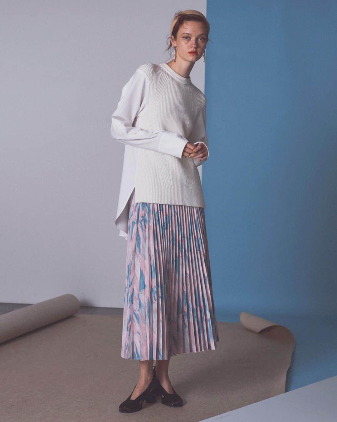 ファーファーのインスタグラム：「【NEWS】 2021 SPRING COLLECTION PRE ORDER   公式オンラインストア及びウサギオンラインにて 春の新作のプレオーダーがいよいよスタート！ どこよりも早く新作をご覧いただける機会を ぜひお見逃しなく。  ＊一部商品は発売を開始しております。  tops ¥19,000＋tax skirt ¥23,000＋tax headband ¥3,600 earrings ¥6,000＋tax shoes ¥21,000＋tax  @furfur_official @furfur_official_staff  #FURFUR #ファーファー」