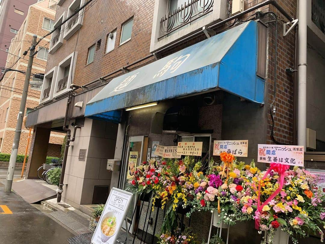 SUSURUさんのインスタグラム写真 - (SUSURUInstagram)「塩生姜らー麺専門店MANNISH 浅草店 塩生姜らー麺味玉入り 本日は私ススルの誕生日です🎉 28歳になりました。 28年ぶんのすすりを皆さんに見せられるよう、今年もたくさんのラーメンをすすっていきます🍥 そんなわけでバースデーラーメンは『麺駒』跡地にオープンした浅草マニッシュへ！ 注文したのはもちろん塩生姜らー麺。 キリリと塩味、そして鶏の旨味と生姜がビンと効いたスープが最高！ 喉越しアップしたツルっと食感の麺も美味しいです🍜 生姜のおかげで寒い日なのに汗だくで完食。 開店おめでとうございます🎉 うマニッシュ！ #susuru_tv #塩生姜らー麺専門店MANNISH浅草店 #MANNISH #浅草 #東京 #塩生姜らー麺味玉入り #超うまい  #ラーメン #らーめん #ramen #ラーメン部 #ramennoodles #毎日ラーメン生活 #麺スタグラム #japaneseramen #japanramen #foodstagram #foodie #noodles #instanoodle #instaramen #instafood #susururecommended #塩生姜らー麺専門店MANNISH #生姜ラーメン #東京ラーメン #浅草ラーメン」1月12日 16時02分 - susuru_tv