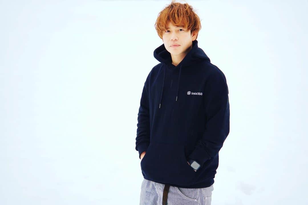 石田太志のインスタグラム：「I’ve got @insta360 hoodie for Christmas gift! It’s simple and so cool. And good shape as well. Thanks @insta360! ･ #footbag #taishiishida #freestyle #soccer #follow #worldchampion #performance #performer #instagramer #hackysack #Insta360 #insta360oner #insta360onex2 #actioncam #camera #hoodie」